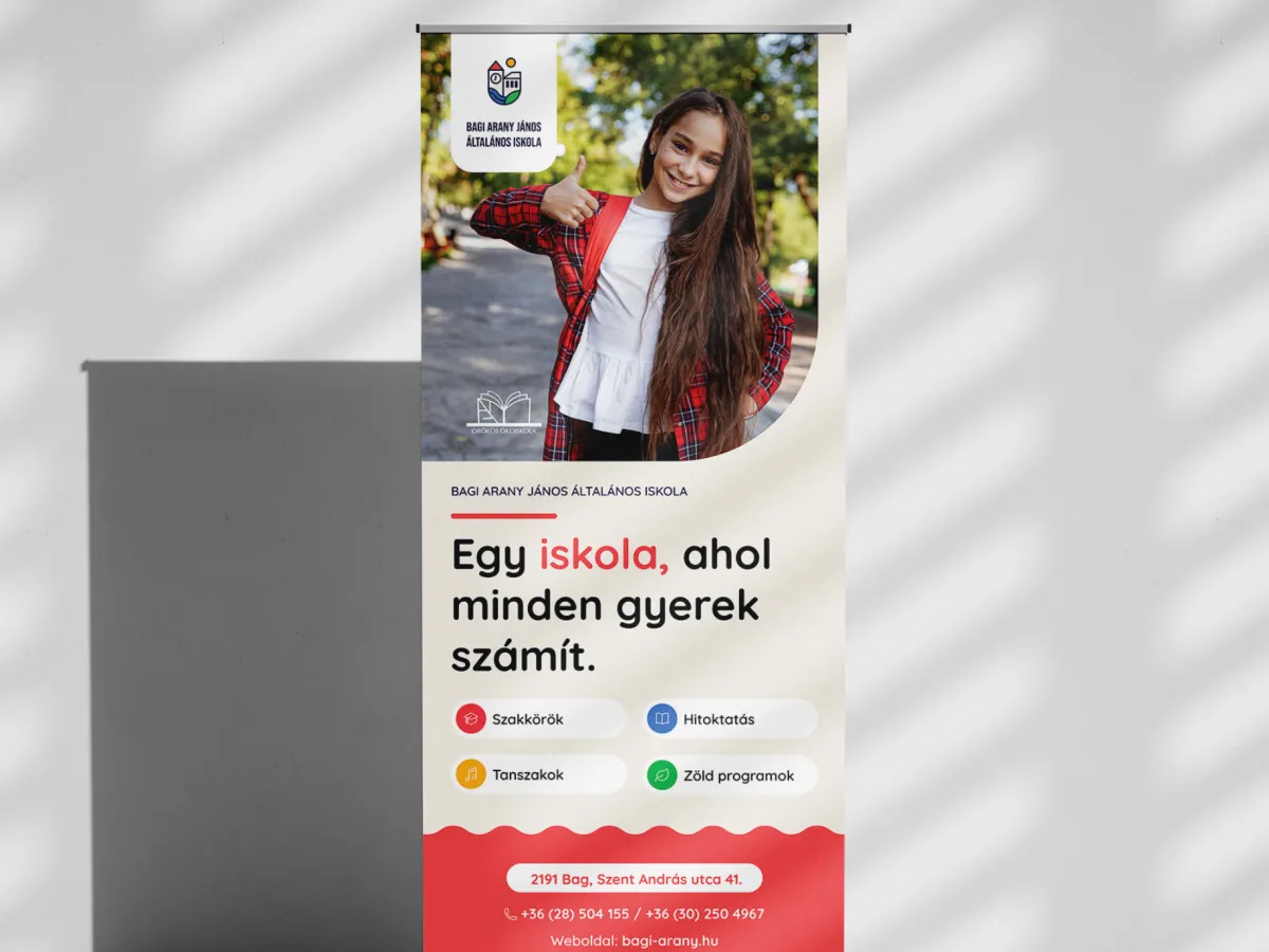 Az iskola roll-up állványa az emblémával, az „Egy iskola, ahol minden gyerek számít” szlogennel és az elérhetőségekkel