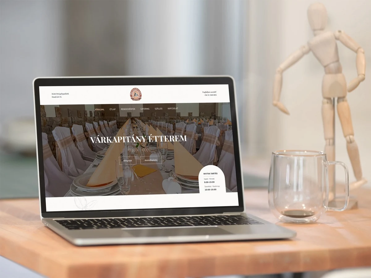 A Várkapitány Étterem weboldalának nyitóoldala laptopon, a fejlécben asztalfoglalási telefonszámmal